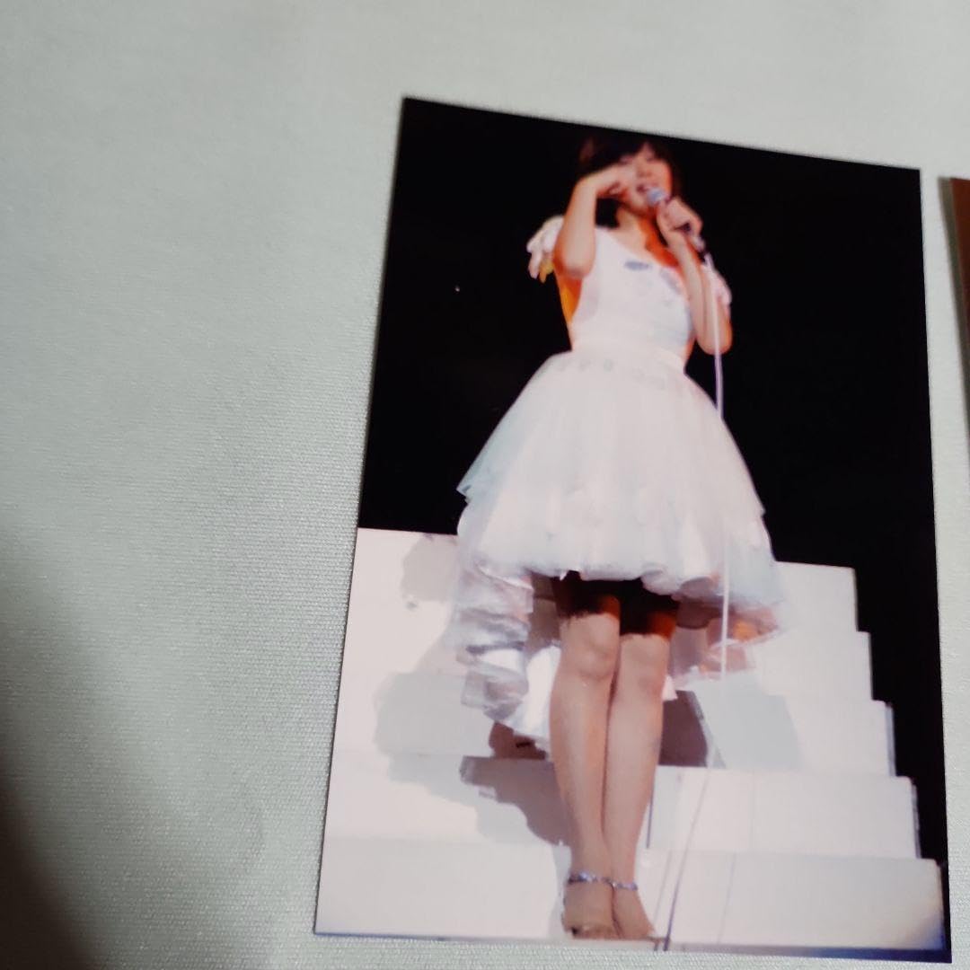 石野真子サイン色紙＆私の首領（ステージ衣装）生写真２枚 石野真子サイン色紙＆私の首領（ステージ衣装）生写真2枚 - メルカリ